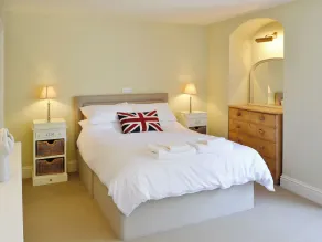 4 bedroom accommodation in Lyme Regis - Image 4