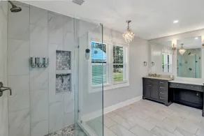 Modern 3 BR bungalow sleep 8, family/pet friendly, 15 min from downtown/outlets - Image 4