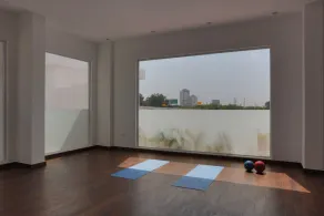 Luxury studio apartment less than 10minutes from the Airport. - Image 3