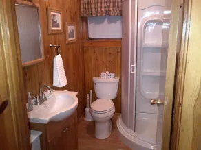 Charming 2BR Camp mit eigenem Strand, Terrasse, Terrasse, Kamin - alle Annehmlichkeiten! - Image 2