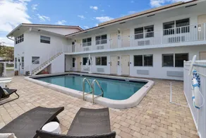 Boutique Hotel Queen room w/ Bunk bed. POOL, LOCATION! Walk to BEACH/Restaurants - Image 3