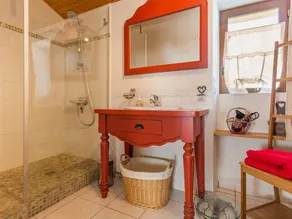 Ökologisches 18. Jhdt-Ferienhaus: 15 Min von Stränden & Hafen, King-Size Bett, privater Garten - Image 2