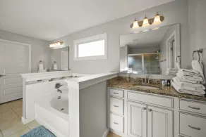 Lakefront view 5 bedroom home with basement - Image 5