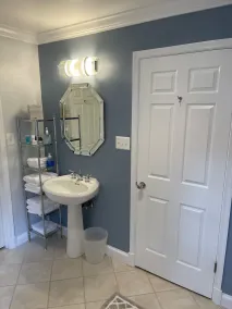 Roomy 2 Bedroom Apt. w/en Suite BA, Private Entry & Parking, Tennis Court - Image 3
