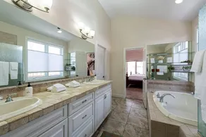 Luxurious 4BR Retreat - Pool Table & Chic Amenities - Image 4