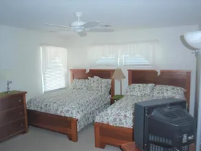 6 bedroom accommodation in Beach Haven Gardens - Image 5