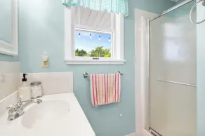 Bright & Cheerful Coastal Cottage for Multi-week & Monthly Stays - Image 5