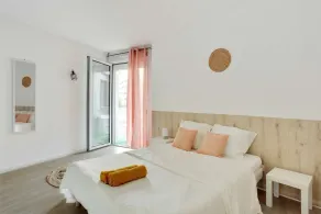 Chic Apart with Parking Near Paris - Image 4
