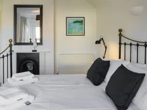 3 bedroom accommodation in Middleton, Freshwater - Image 3