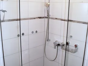 Large stylishly furnished holiday flat in a quiet and central location - Image 5