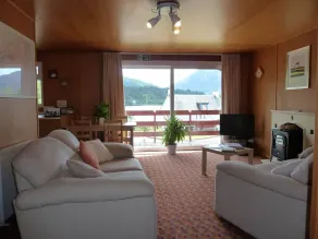 Dog-friendly lochside chalet with balcony, stunning mountain views! - Image 5
