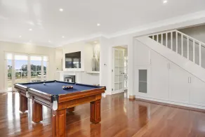 Mesmerising Holiday House with lake views! - Image 2