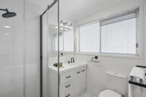 Bright 3-Bed Home in Leafy Annerley - Image 3