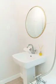 2 Bed Sleeps 6 in Leeds with Smart TV's - Image 4
