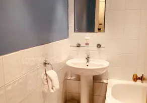 Comfortable one-bed apartment situated just off Edinburgh's famous 'Royal Mile'. Sleeps 4. - Image 2