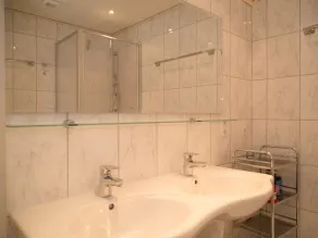 Appartement lumineux, spacieux et entièrement rénové pour 4 personnes, proche du centre - Image 3