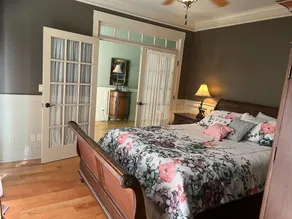 Luxury Lakefront Lodge in Gated Community - Image 4