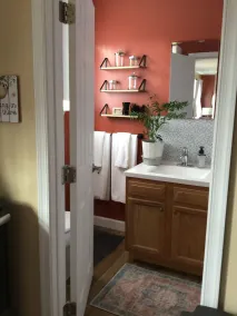 Cozy Guest House on 15 acres, with plenty of parking! - Image 3