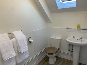 3 BR Central Cowes, Sleeps 8, Sea Views, free parking, ferry voucher LONG TERM DEALS AVAILABLE - Image 3