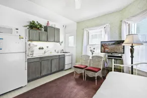 216WA: Budget-friendly Apartment in Victorian Triplex, 2 Blocks to the Beach + W - Image 4