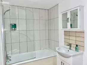 Modern and Stylish 2 Bedroom Apartment FREE PARKING - Image 2