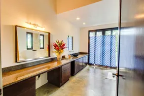 Penthouse with balcony, private hot tub, full kitchen, great location - Image 2