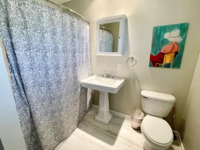 Etaler et détendez-vous dans cette grande maison de bord du canal qui a amarrage priv��� et de nombreux ponts. - Image 3