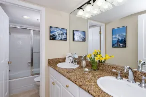 Comfortable & Modern 2 Bedroom Apartments - Right on the Slopes! - Image 3