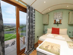 HIGHLAND VIEW, pet friendly, character holiday cottage in Rhayader - Image 5