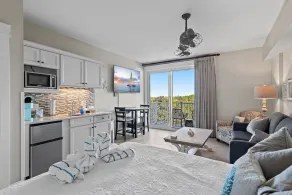 Beachy Sandestin studio, walk to Baytowne Wharf - Image 3