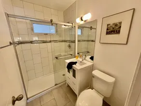 Modern Home with 2 Bedroom 2 Bath. - Image 3