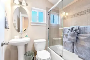 Prime Northgate Retreat near mall, I-5, Light Rail! - Image 4