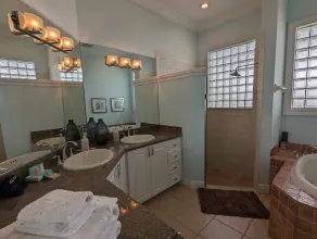 Fully Equipped 3/3 w/ hot tub 1 Mile To Beach - Image 3