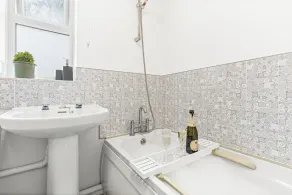 Spacious 3-Bedroom House with Parking Family Friendly - Image 2