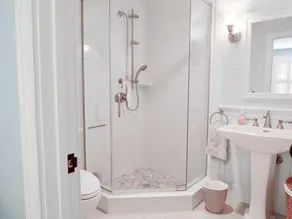 Profitez des vues spectaculaires et expansive eau dans cette joliment aménagées 3 chambres à coucher, la maison 3. 5 bain - Image 4