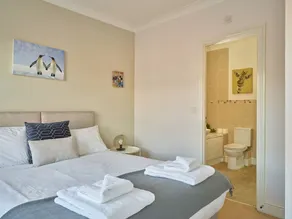 Stunning 3 Bed Town House with Private Parking - Image 5
