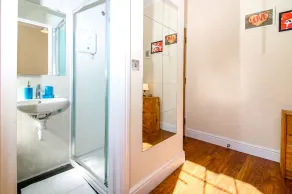 Private en-suite Room @ Liverpool street, Brick Ln - Image 4