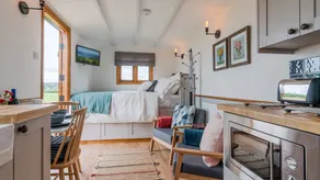 Outbak Shepherds Hut - sleeps 2 guests  in 1 bedroom - Image 5