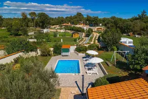 Villa with terrace, pool and air conditioning - Image 4