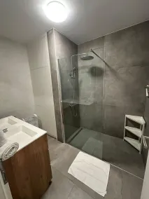 Bright 2 bedrooms flat w parking&balcont - Image 2