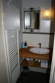 Chalet en pierre traditionnel converti avec goût avec équipements modernes - Image 4