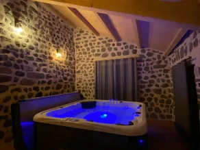 Escápate a la naturaleza: Casa moderna y espaciosa con spa en pueblo pintoresco - Image 4