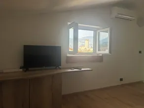 Perfect for 2 adults, with a lake view just a short walk from downtown - Image 2