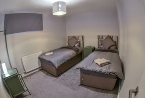 Spacious 6-Bedroom Property with Ensuite – Perfect for Groups - Image 4