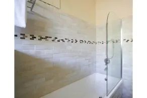 Cheerful 3-bedroom villa with on premises parking - Image 5