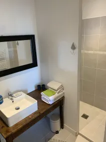 Appartement Cosy Avec Petit Jardin et Parking - Image 3