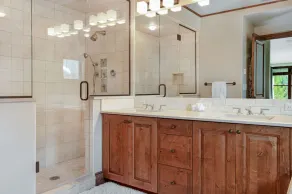 Penthouse Luxury Condo, Covered Parking, 2 Minute Walk to Cascade Lift - Image 3