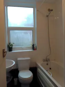 Apartment Sleeps 4 - Garden & Free Parking - Image 2