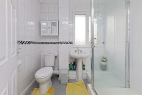 House Sleeps 14 With Enclosed Garden - Image 3
