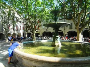 Very quiet terrace with a view, 80m² in Uzes hist. center, 2 bedrooms, AC, WIFI - Image 4